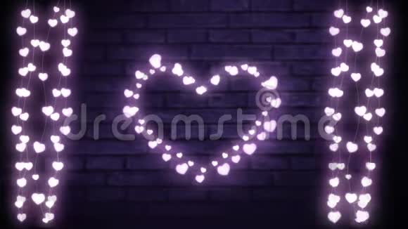 砖墙上闪烁的心和一串串仙女的灯视频的预览图