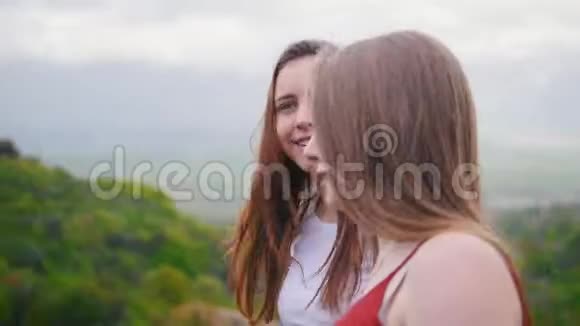 两个年轻的女人去四处看看关于风景的背景视频的预览图