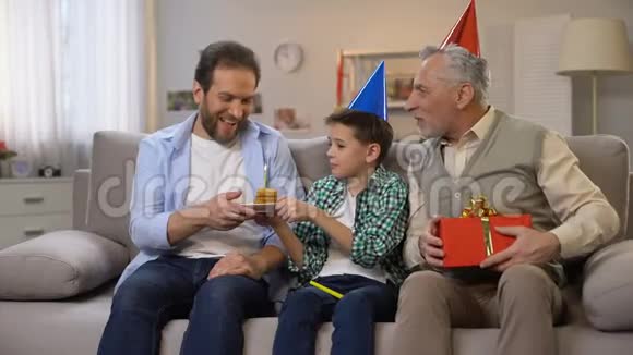 年事已高的男生和男生用礼盒和蛋糕祝贺中年男人视频的预览图