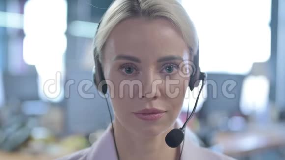 微笑女性呼叫中心员工视频的预览图
