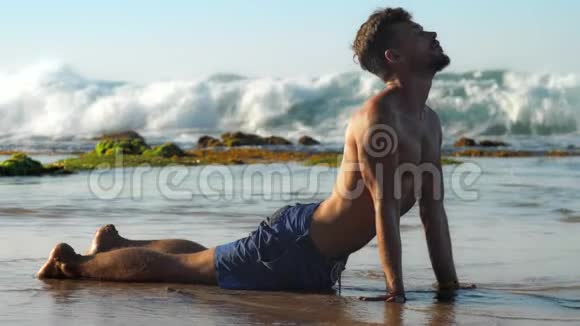 肌肉胡须男在浅水中做瑜伽伸展运动视频的预览图