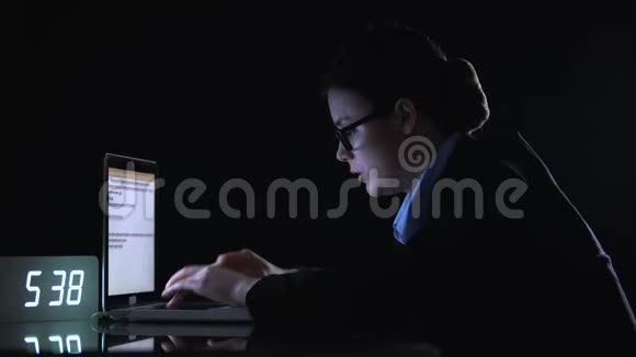 穿着正式服装打字报告躺在笔记本电脑上工作过度的女性精疲力竭视频的预览图