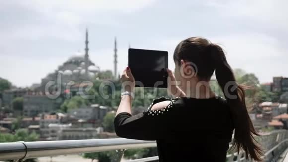 一个旅游女孩拍摄了一个美丽的城市景观和明亮的景色的视频视频的预览图