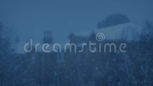 晚上雪花集中背景是房子视频的预览图
