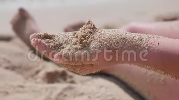 沙子在蓝色的海洋上流过暑假海滩度假概念视频的预览图