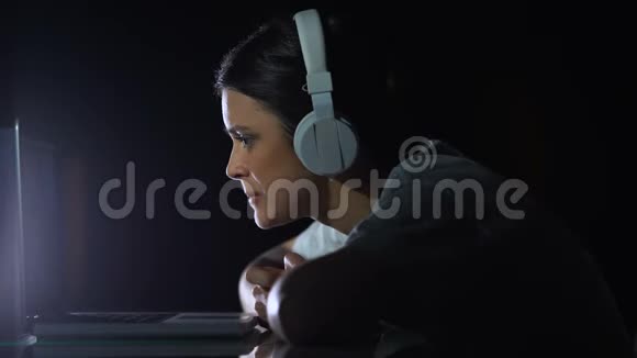 耳机中的Upset女孩看笔记本电脑屏幕程序错误病毒攻击视频的预览图