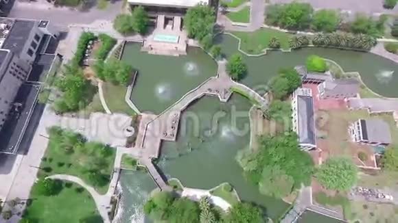 飞越路易斯安那州新奥尔良的路易斯阿姆斯特朗公园观光对象法语区视频的预览图