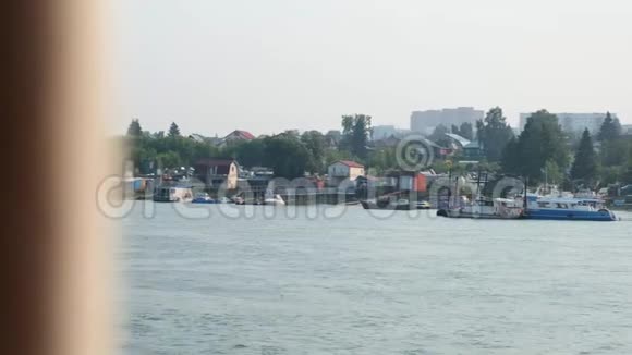 码头与船只和游艇在城市的背景视频的预览图