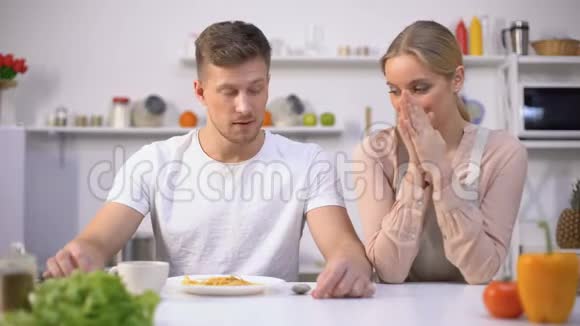 男人假装快乐地吃饭妻子不爱吃饭夫妻关系视频的预览图