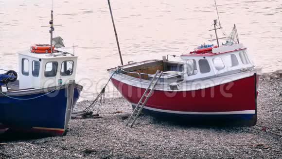 海滩上的钓鱼船视频的预览图