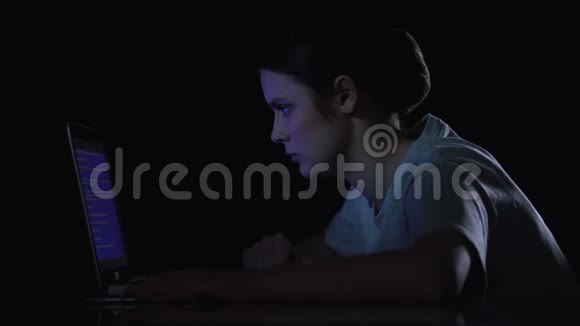 女人看着笔记本电脑上蓝色的死亡屏幕呼唤主人视频的预览图