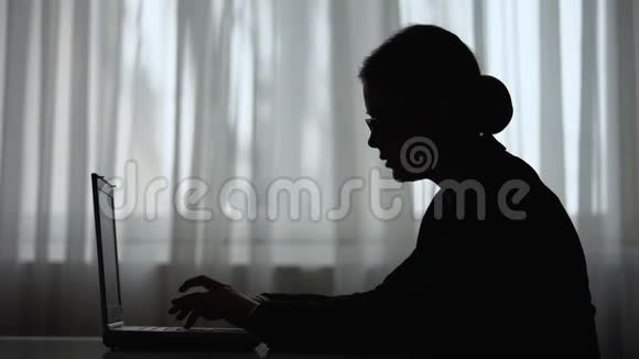 劳累过度的女人的影子把头放在手上厌倦了夜班最后期限视频的预览图