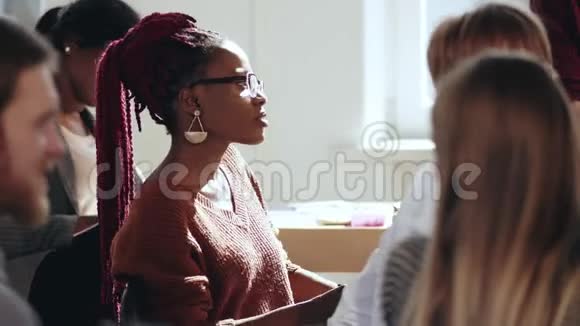 快乐创意非洲商务女性鼓掌坐在现代办公会议与多民族团队一起交谈视频的预览图