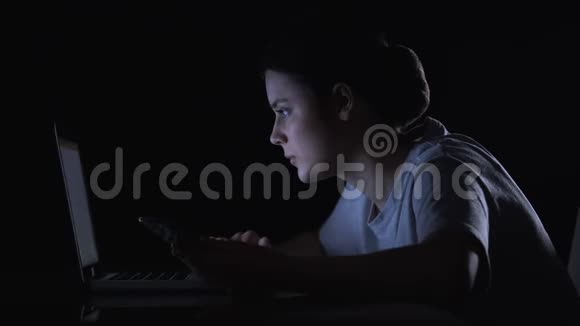 孤独女孩在约会网站登记在智能手机上确认密码视频的预览图