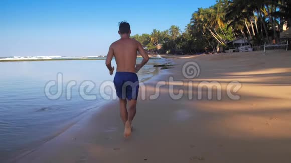 英俊的运动员在海岸边做运动视频的预览图
