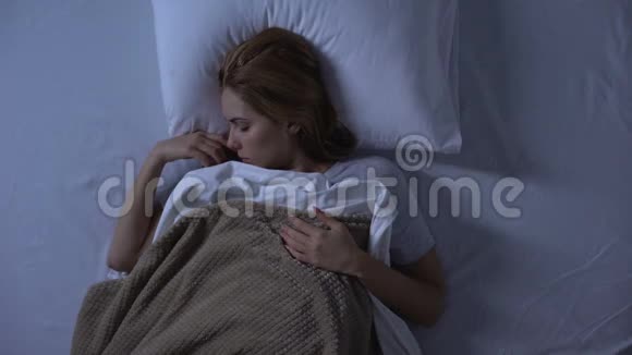 劳累的女人带着孩子上床睡觉怀孕困难做噩梦视频的预览图