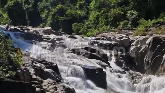 在月光下拍摄河流小瀑布的特写镜头委内瑞拉拉丁美洲视频的预览图