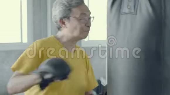 亚洲老年人健身拳击训练在健身房锻炼亚洲老人锻炼力量用拳头视频的预览图