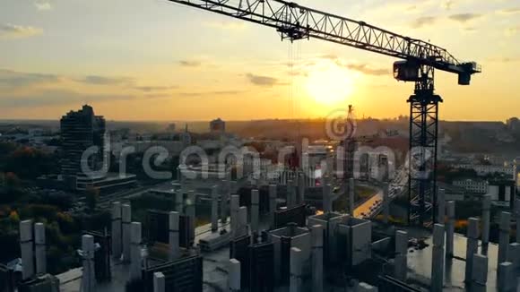 日落时分高楼大厦正在建设中现代建筑工地日落鸟瞰视频的预览图