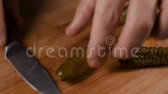 做汉堡的厨师手拿刀切腌黄瓜视频的预览图