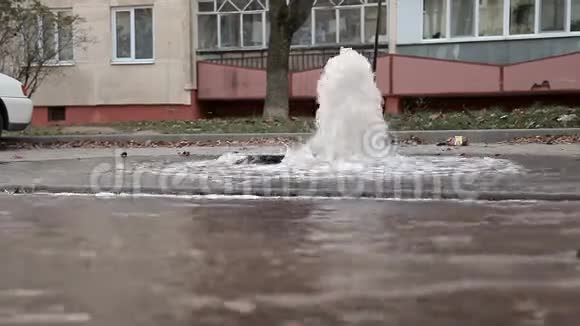 水管突破水从管子里溅出来强烈的水压视频的预览图