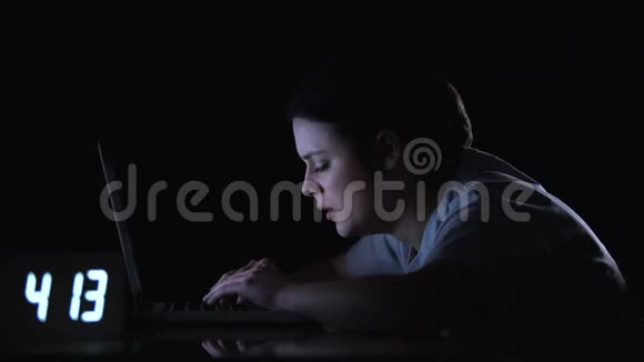 精疲力竭的妇女在电脑上工作时睡着了自住的工人视频的预览图