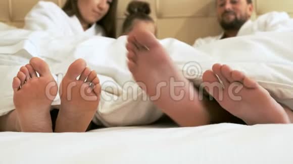 这对夫妇的赤脚躺在床上视频的预览图