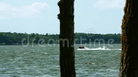 水上喷气式飞机或私人水上飞机和游艇人们可以在达湖上享受一次旅行视频的预览图
