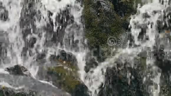山瀑布清澈的山涧流水视频的预览图