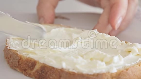 女人手在面包上撒奶酪视频的预览图