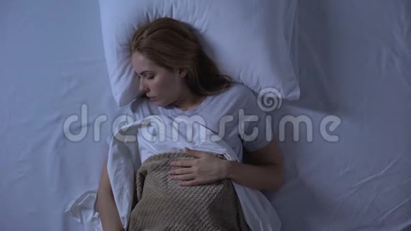 预计女性晚上在床上辗转怀孕困难失眠视频的预览图