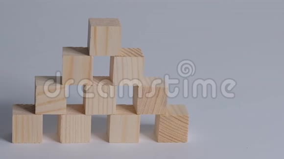 手整理木立方体堆放作为阶梯楼梯商业概念成长成功过程白色背景复制空间视频的预览图