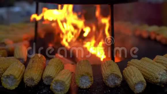 在烤架特写上煮玉米视频的预览图