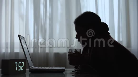 不睡觉的女人早上在笔记本电脑上喝茶工作职责视频的预览图