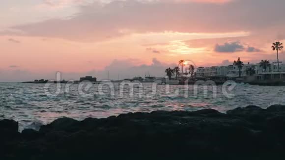 傍晚的人行小路日落时的旅游区日落时用手掌做长廊日落时的落基海滩日落时的玛丽娜M视频的预览图