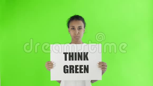 非洲裔美国女活动家与思考绿色海报在色度关键背景视频的预览图