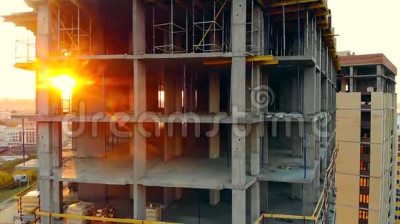 施工现场鸟瞰图阳光透过正在建造的建筑物的地板照耀着视频的预览图