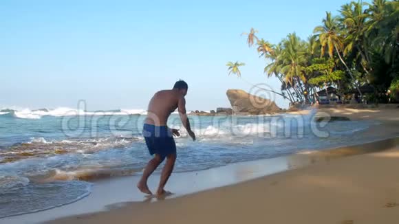 职业运动员双手沿着黄色沙滩奔跑视频的预览图