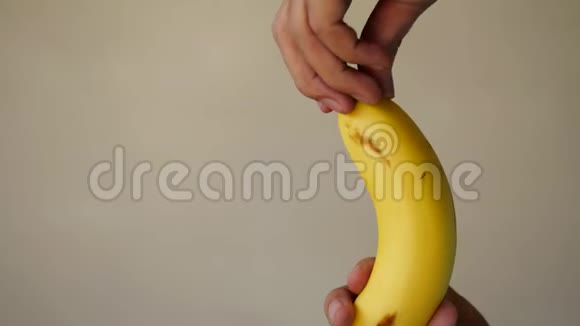 手在缓慢地剥香蕉水果视频的预览图