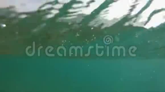 水中慢速水下射击空气灯泡上升到水面视频的预览图