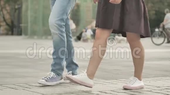 男人和女人的腿爱的一对拥抱在夕阳下漫步在城市视频的预览图