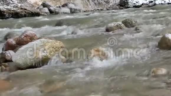 夏天的山河视频的预览图