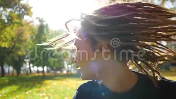一个带着可怕的女人的肖像女孩在阳光下扭着头微笑视频的预览图