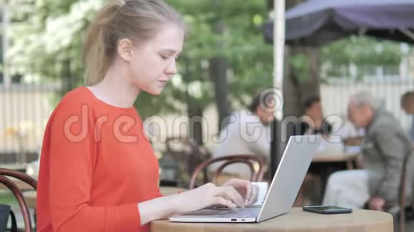 背疼的年轻女商人在户外笔记本电脑工作视频的预览图