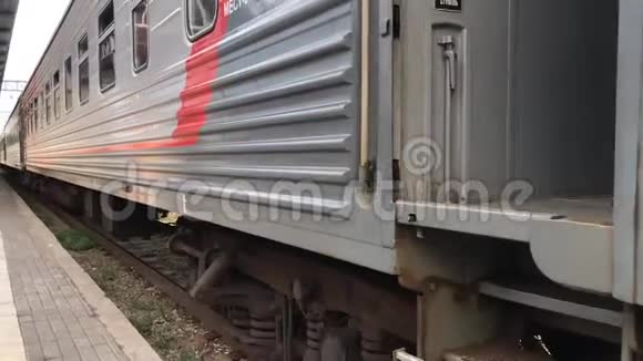 一列客车在火车站站台上独自行驶铁路的录像片段视频的预览图