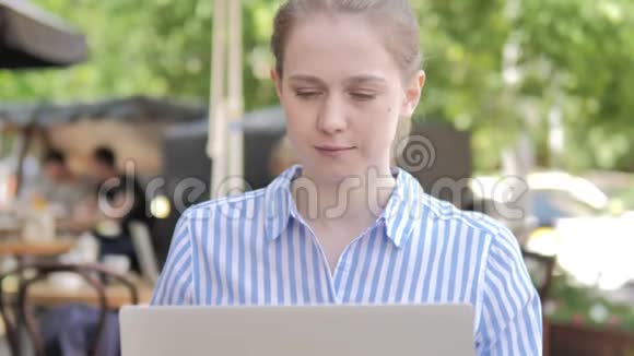 关闭女士使用笔记本电脑和咖啡咖啡厅露台视频的预览图