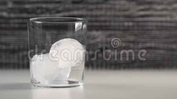 清水把杯子装满冰块慢动作黑白的视频的预览图