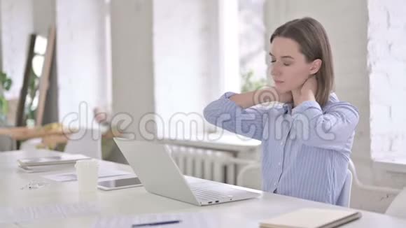 疲劳的年轻女性有颈部疼痛的现代办公室视频的预览图