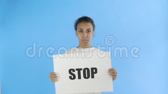 非裔美国女活动家蓝色背景上的停止海报视频的预览图