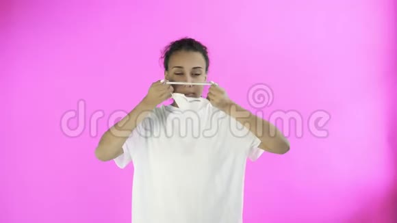 穿着粉色背景面具的美国黑人少女视频的预览图